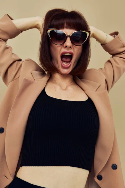 Mulher atraente Charme unhas vermelhas modelo óculos de sol de luxo Estilo de vida inalterado — Fotografia de Stock