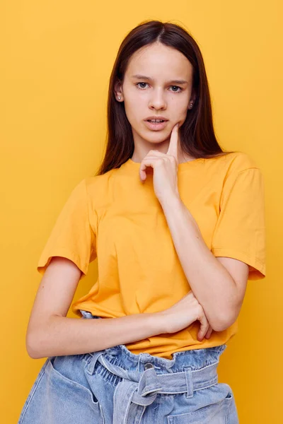 Jovem otimista em um amarelo t-shirt emoções verão estilo amarelo fundo — Fotografia de Stock