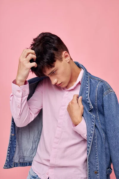 Romantik genç erkek arkadaşın fotoğrafı özgüven moda stüdyosu pembe arka plan değiştirilmemiş — Stok fotoğraf