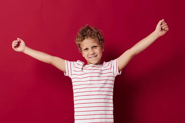 Vrolijke jongen in casual kleding poseren emotie gebaar met handen — Stockfoto