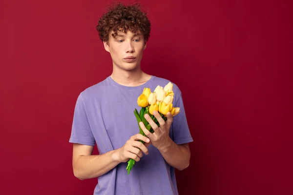 Lindo adolescente rojo cabello en casual desgaste ramo de flores regalo rojo fondo inalterado — Foto de Stock