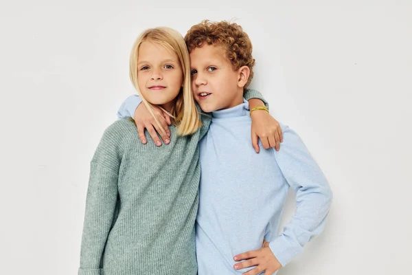 Foto di due bambini abbracciare intrattenimento posa amicizia isolato sfondo — Foto Stock