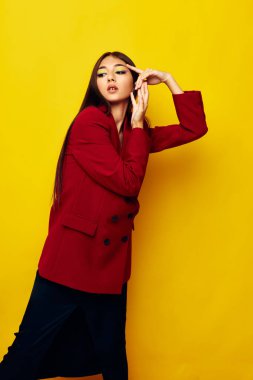 Güzel, esmer, modaya uygun, izole bir arka plan.