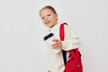 Güzel genç kız kırmızı sırt çantası şık kıyafetler yaşam tarzı değiştirilmemiş