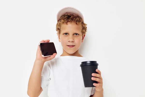 Foto retrato niño rizado hablando por teléfono con un fondo aislado de vidrio negro inalterado — Foto de Stock