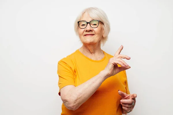 Portrét staré přátelské ženy problémy s viděním s brýlemi izolované pozadí — Stock fotografie