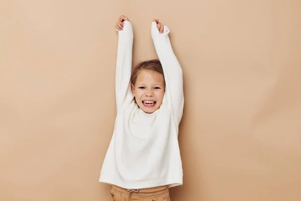 Bonito menina no branco suéter posando mão gestos infância inalterada — Fotografia de Stock