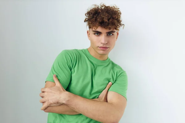Красивий хлопець в зелених футболках емоції позують незмінні — стокове фото