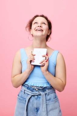 Çekici bir kadın defter ve kalemle öğreniyor.