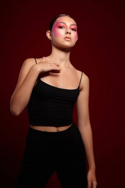 Güzellik moda kadın gülümseme çekici görünüm kırpılmamış görünüm