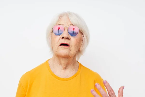 Sorrindo mulher idosa na moda óculos mão gestos close-up emoções — Fotografia de Stock