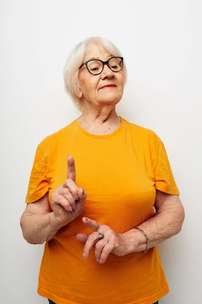 Fotografie důchodkyně v ležérním tričku a brýlích zblízka — Stock fotografie