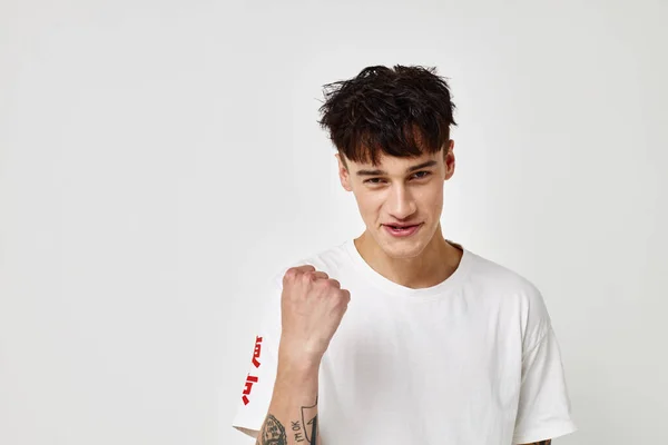 Фото молодого хлопця сучасного молодіжного стилю біла футболка татуювання на руці Стиль життя незмінний — стокове фото