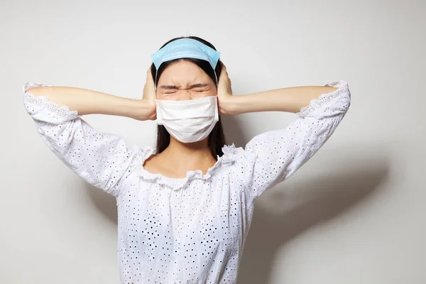 Portrait Asian cantik wanita muda perlindungan topeng medis latar belakang cahaya tidak berubah — Stok Foto
