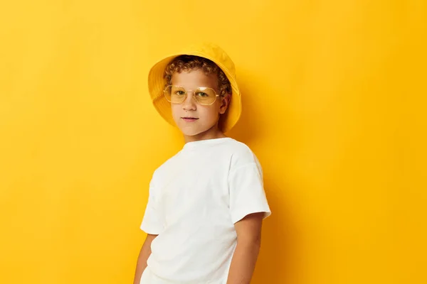 Roztomilý chlapec ve žluté panamě nosí brýle pózování módy — Stock fotografie