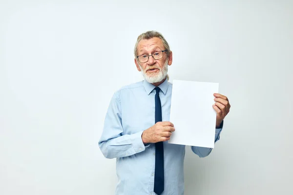 Старик с документами на бумажном фоне — стоковое фото