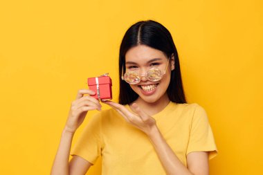 Güzel esmer moda gözlükleri bayram hediyesi yakın plan sarı arka plan değiştirilmemiş