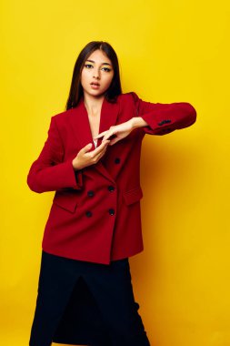 Kırmızı ceketli çekici kız gülümsemesi sarı arka plan değişmemiş.