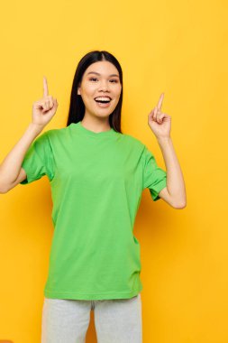 Çekici genç Asyalı kadın gündelik kıyafet kırpılmış stüdyo modeli değiştirilmemiş.