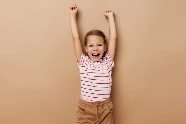 Schattig klein meisje in gestreepte t-shirt emoties — Stockfoto