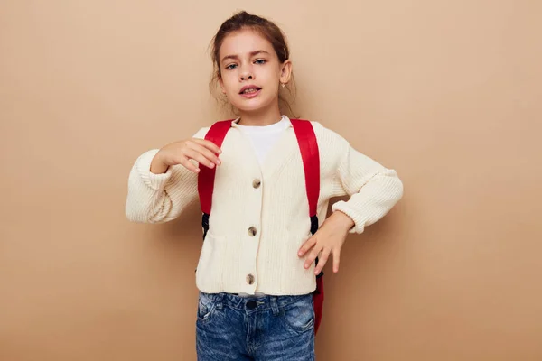 Красивая молодая девушка жестом красный рюкзак детство без изменений — стоковое фото