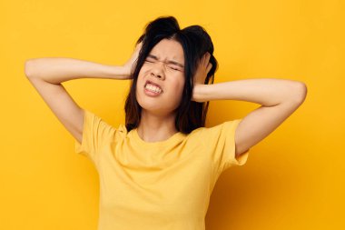 Güzel esmer duygular, izole edilmiş arka plandaki sorunları alt üst eder.