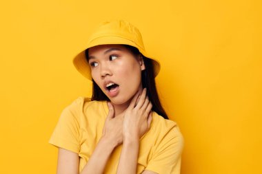 Güzel esmer günlük kıyafet stüdyo el hareketi izole edilmiş arka plan değiştirilmemiş