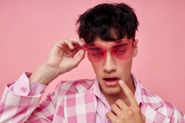 Молодий чоловік модні рожеві сонцезахисні окуляри піджак позує рожевий фон незмінним — стокове фото
