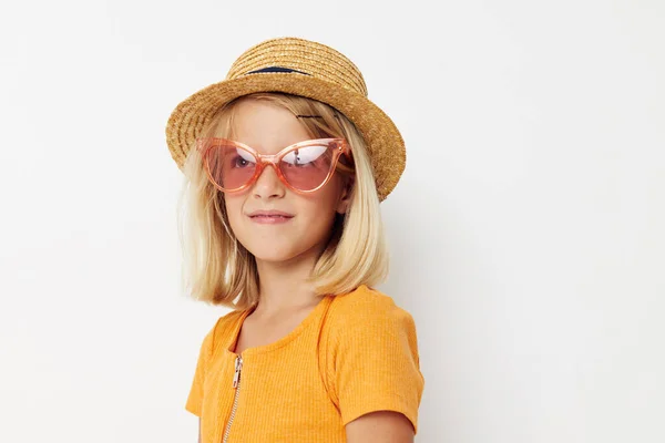 Χαρούμενο κοριτσάκι που φοράει καπέλο μόδας ποζάροντας ελαφρύ φόντο — Φωτογραφία Αρχείου
