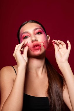 Güzel bir kadın. Parlak makyaj. Moda duyguları.