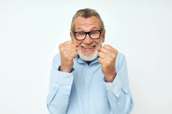 Portrait d'homme âgé heureux en chemise et lunettes posant des émotions vue recadrée — Photo