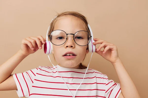 Ragazza con cuffie e occhiali intrattenimento musicale — Foto Stock