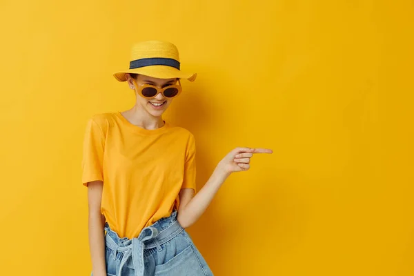 Vacker flicka i gul hatt Ungdomsstil casual wear i solglasögon Livsstil oförändrad — Stockfoto