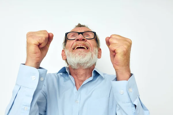 Starší šedovlasý muž životní styl pózování ruka gesto světlo pozadí — Stock fotografie
