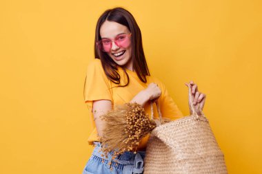 İyimser genç kadın pembe gözlükler gençlik tarzı gündelik kıyafet sarı arka plan