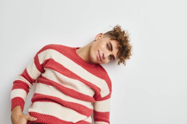 Çekici erkek el hareketi, izole edilmiş eğlenceli bir geçmiş.