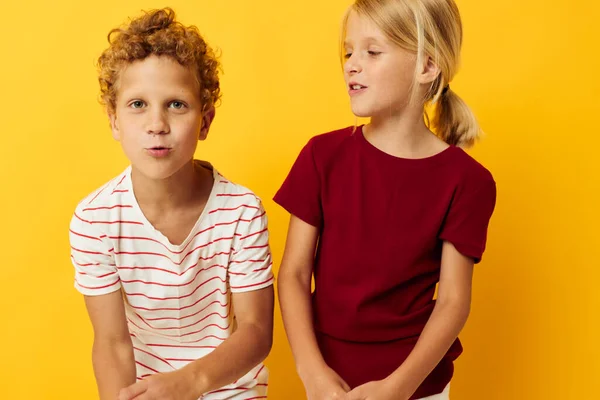 Kleine Kinder kuscheln Mode Kindheit Unterhaltung auf farbigem Hintergrund — Stockfoto
