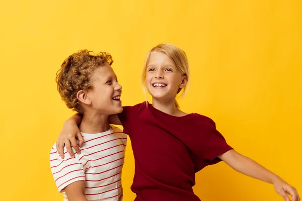 Portrait d'enfants mignons câlins mode divertissement de l'enfance sur fond coloré — Photo