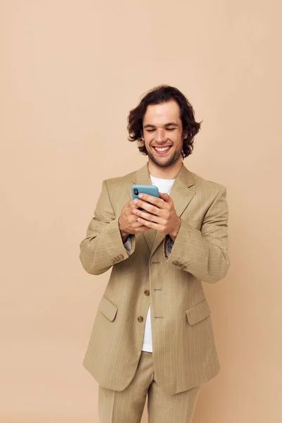 Alegre homem leva um selfie clássico estilo tecnologias bege fundo — Fotografia de Stock