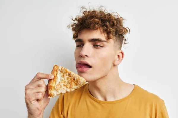 Привабливий чоловік піца закуски фаст-фуду Стиль життя незмінний — стокове фото