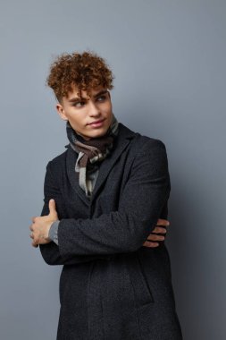 Zarif adam zarif stil kendine güven moda izole arka plan