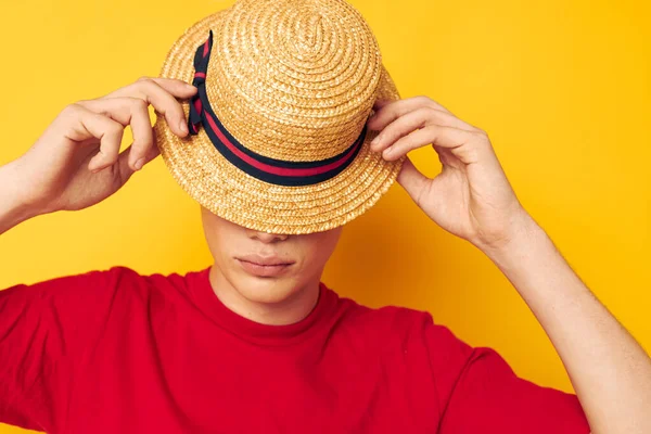 Cara com cabelo encaracolado vermelho casual desgaste chapéu posando amarelo fundo inalterado — Fotografia de Stock