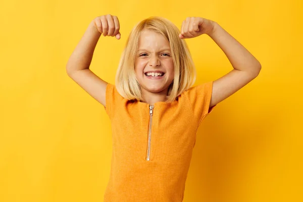 Klein meisje in een geel t-shirt glimlach poseren studio jeugd levensstijl ongewijzigd — Stockfoto