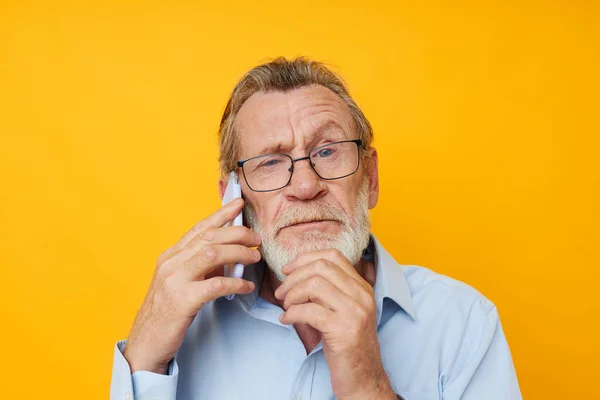 Retrato de hombre mayor feliz hablando por teléfono posando primer plano aislado fondo —  Fotos de Stock