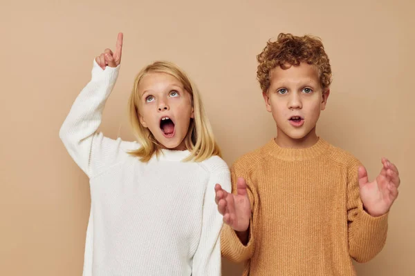 Kleine jongen en meisje naast poseren emoties geïsoleerde achtergrond — Stockfoto