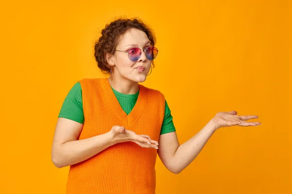 Смешная девушка разноцветные солнцезащитные очки на лице, представляющие гримасу обрезанный вид неизменным — стоковое фото