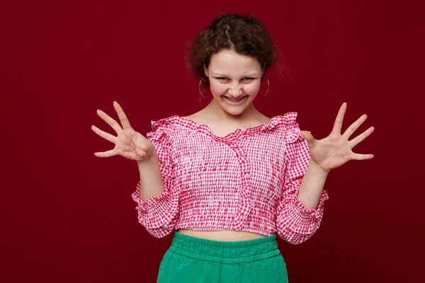 Весела жінка рожева сорочка позує жест рукою — стокове фото