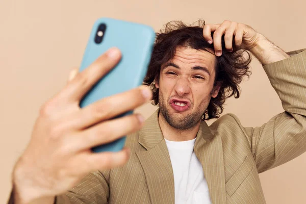 Veselý muž bere selfie klasický styl technologie izolované pozadí — Stock fotografie
