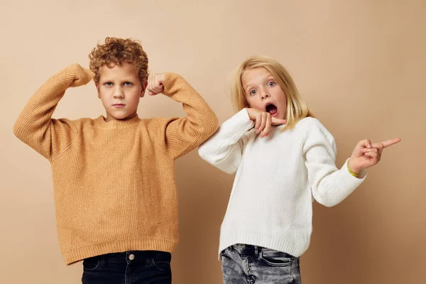 Маленький мальчик и девочка в свитерах вместе веселое детство без изменений — стоковое фото