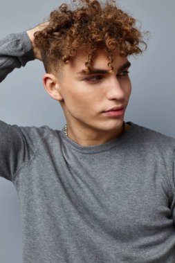 Çekici bir adam şık giyiniyor. Model izole edilmiş arka plan.